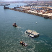 La Autoridad Portuaria coloca el primero de los ocho cajones que conforman el nuevo muelle de cruceros