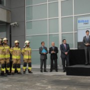 La Autoridad Portuaria y la Diputación presentan los nuevos trajes de intervención de los bomberos de Bizkaia