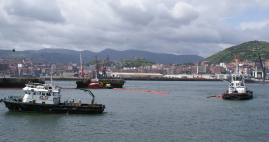 La Autoridad Portuaria de Bilbao realiza en Getxo un simulacro de lucha contra la contaminación marina