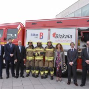 La Autoridad Portuaria entrega a la Diputación Foral un nuevo camión para uso de los bomberos de Bizkaia