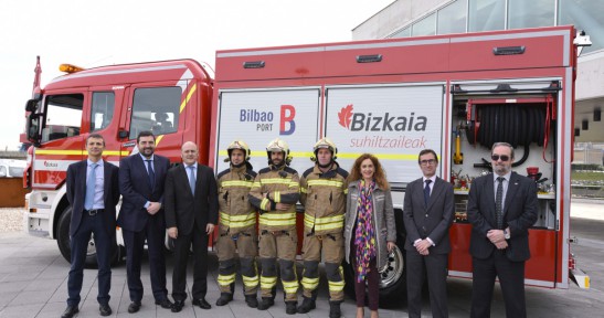 La Autoridad Portuaria entrega a la Diputación Foral un nuevo camión para uso de los bomberos de Bizkaia