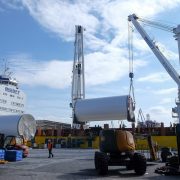 Navacel embarca las torres que formarán parte del primer parque eólico flotante