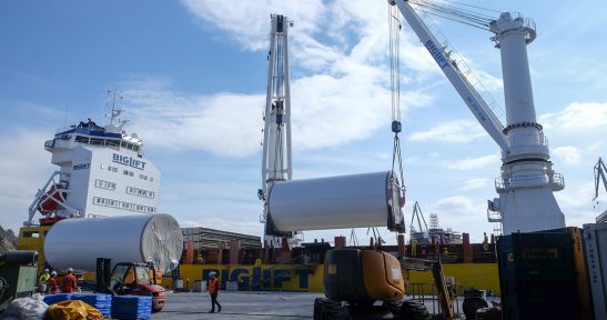 Navacel embarca las torres que formarán parte del primer parque eólico flotante