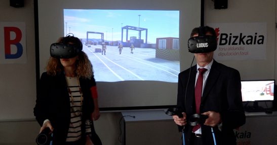 Bomberos de Bizkaia entrenan futuras emergencias en el Puerto de Bilbao con un simulador de realidad virtual único en el Estado