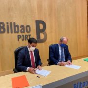 Bizkaia and the Port Authority work together to set up the pedestrian and cycle boulevard on the road along the river