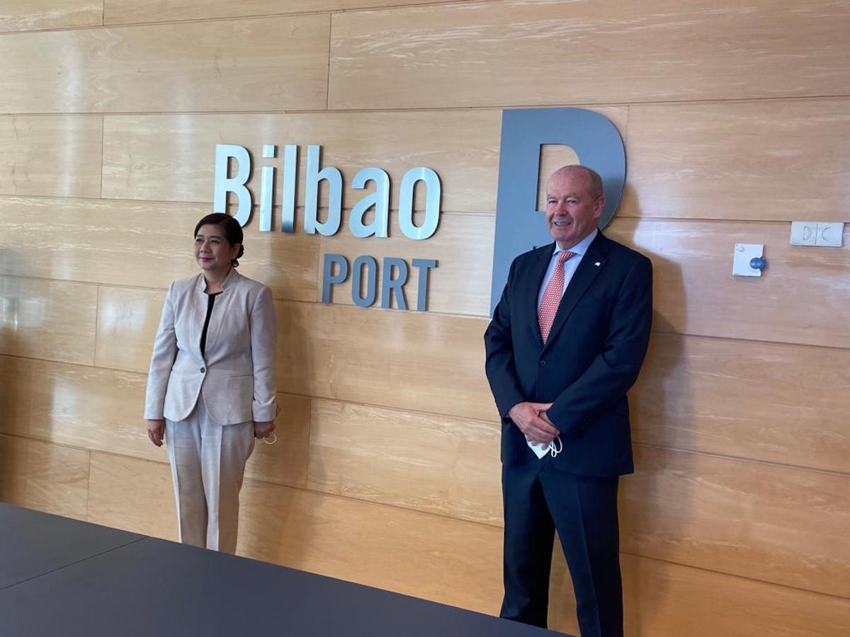 La embajadora de Tailandia junto al Presidente de la Autoridad Portuaria de Bilbao