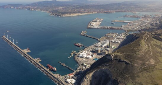 The Port of Bilbao shows an upward trend in terms of traffic, has taken the first steps towards electrifying its docks and expanding its useful surface area and is looking to take forward new strategic projects on the central breakwater.