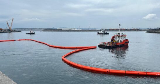 El Puerto de Bilbao pasa con éxito un simulacro de contaminación marina en el Abra exterior